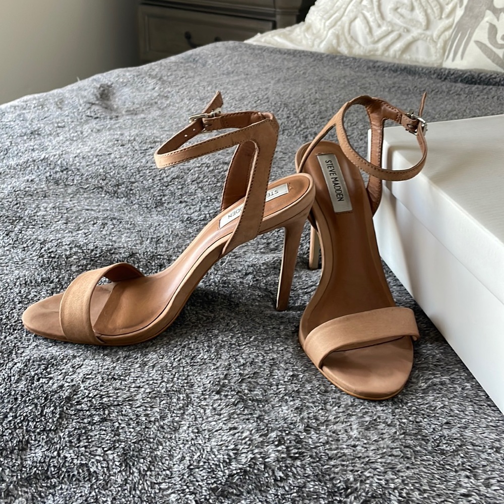 Steve Madden Landen Ankle Strap Sandal in Tan Nubuck color